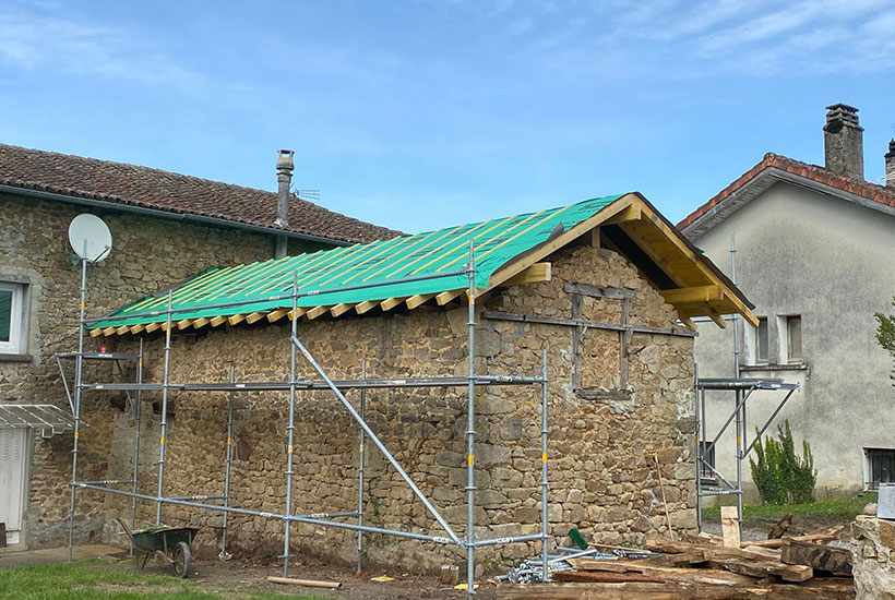 Artisan couvreur en action à Bujaleuf