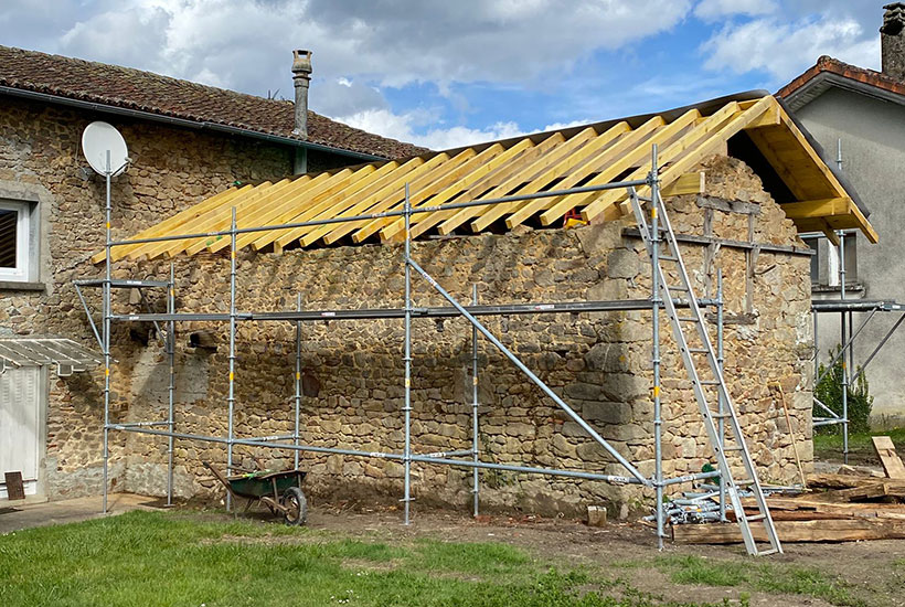 Artisan couvreur en action à Bujaleuf