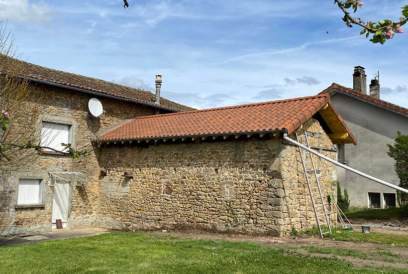 Artisan couvreur en action à Bujaleuf